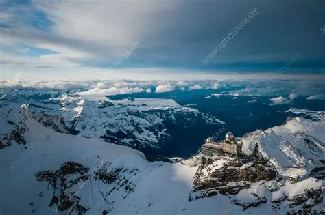  Jungfraujoch: ชมยอดเขาสวรรค์และโลกใต้หิมะใน Switzerland!