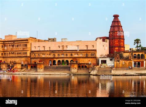  Yamuna River Ghat: สถานที่สงบสุขริมน้ำที่เต็มไปด้วยสีสันและความศักดิ์สิทธิ์!